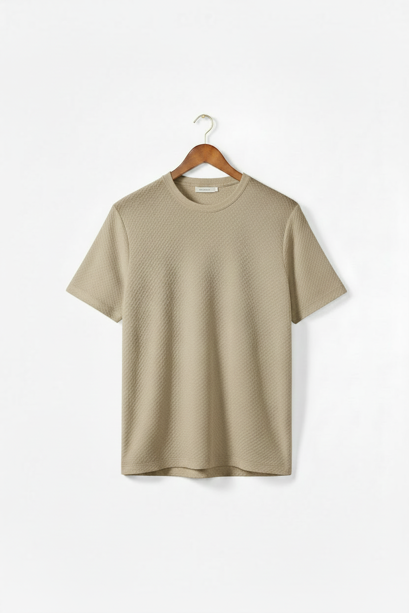 Camiseta sage green en percha de madera