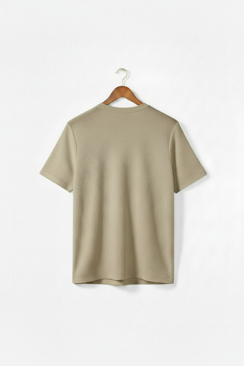 Camiseta sage green vista trasera en percha
